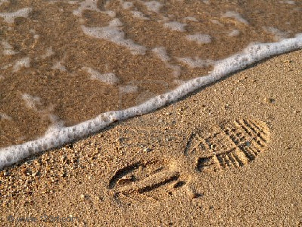 Shoe Print in Wet Sand with Wave by Nigel Monckton (us.123rf.com+400wm+400+400+nmonckton+nmonckton0808+nmonckton080800009+3417634.jpg)